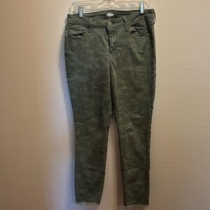 Old Navy, rockstar jeans, size 12 light green camouflage print, skinny leg jeans